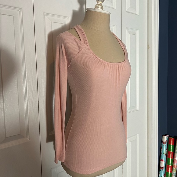 Moda international cold shoulder beautiful top 💗 - Picture 6 of 14